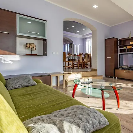 3 Bedroom Pet Friendly In Apartment Pula
