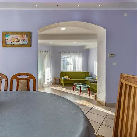 3 Bedroom Pet Friendly In *