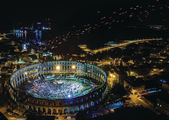 아파트 3 Bedroom In 풀라