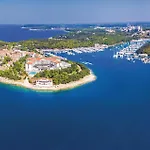 3 Bedroom In Апартаменты *