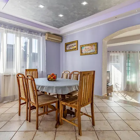 3 Bedroom Beautiful In Pula
