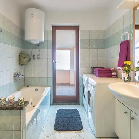 3 Bedroom Beautiful In Apartament Pula