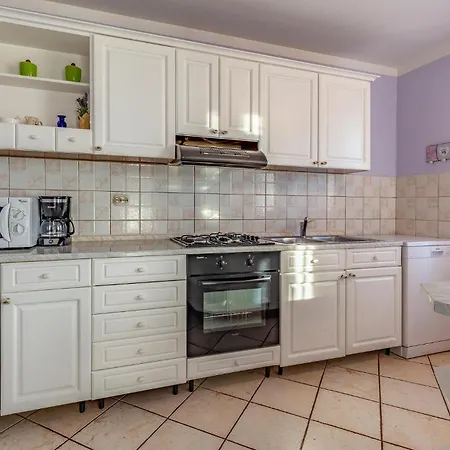 3 Bedroom Beautiful In Pula